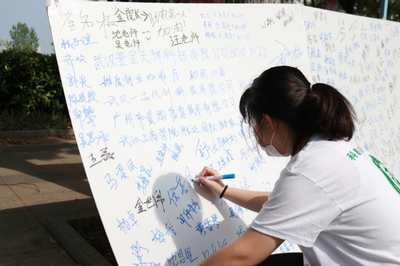 义卖“爱心橙” 助力乡村振兴