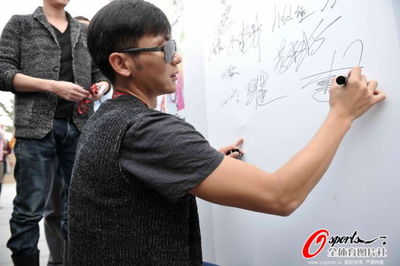 冯绍峰李晨现身中网观众席 李晨现场签名展现亲和力